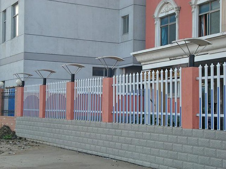 福建漳州PVC護欄 定制塑鋼圍欄，構(gòu)筑別墅與廠區(qū)的安全美學